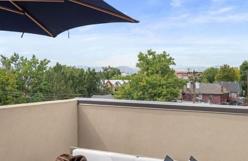 Highland House | 3BR Luxury LoHi Townhome Rooftop Views Sleeps 6 Family