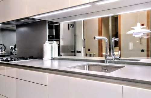 Dreta de l'Eixample Apartment | 3br Modernist Pg de Gràcia high ceilings - Dandi