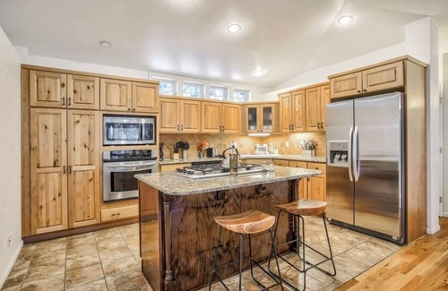 Green Mountain Falls House | 3BR Mountain Views|Hot Tub & Firepit|Gameroom