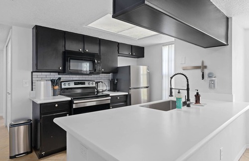 Royal Palm Bay Condo | 3BR Near Disney - Patio, Pool, Hot Tub, Gym & Sauna