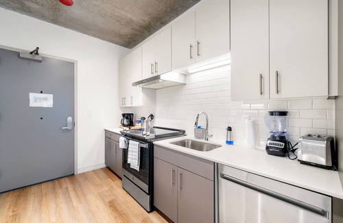 River North Hotel | 3BR New Modern Lux City Escape