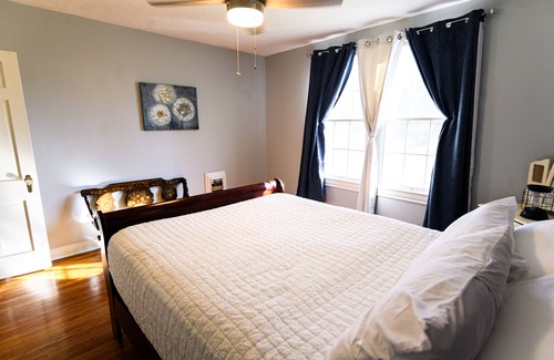 DeRidder House | 3BR, Newly Renovated, Cozy Cottage with HOT TUB