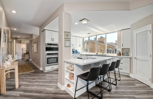 Townsite Condo | 3BR Oceanview, Gated Community & Parking, Elevator