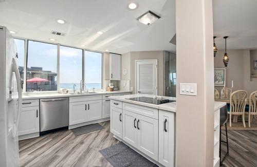 Townsite Condo | 3BR Oceanview, Gated Community & Parking, Elevator