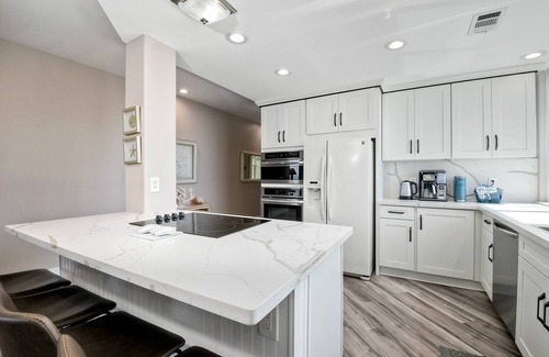 Townsite Condo | 3BR Oceanview, Gated Community & Parking, Elevator