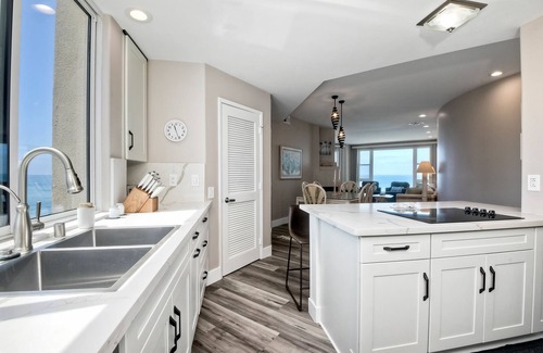 Townsite Condo | 3BR Oceanview, Gated Community & Parking, Elevator
