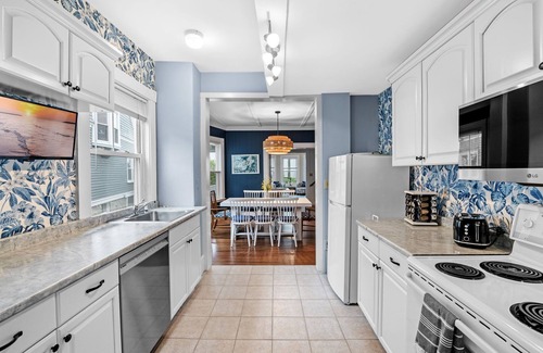 Gloucester House | 3BR Oceanview Townhouse on Boulevard I Walk to downtown l Sleeps 8