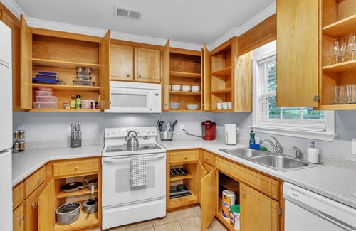 Greer House | 3BR - Pet-Friendly & Close to Downtown Greer