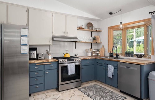 San Carlos House | 3BR Poolside Escape Sleeps 10 + Dogs Welcome!