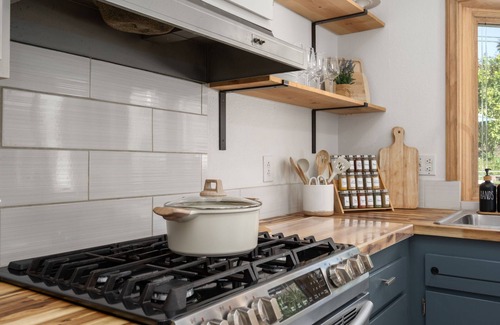 San Carlos House | 3BR Poolside Escape Sleeps 10 + Dogs Welcome!