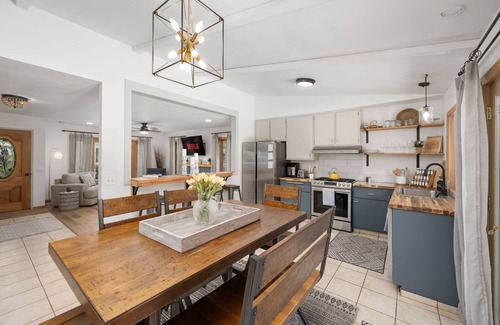 San Carlos House | 3BR Poolside Escape Sleeps 10 + Dogs Welcome!