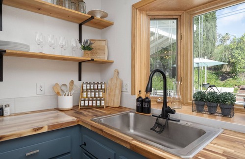 San Carlos House | 3BR Poolside Escape Sleeps 10 + Dogs Welcome!