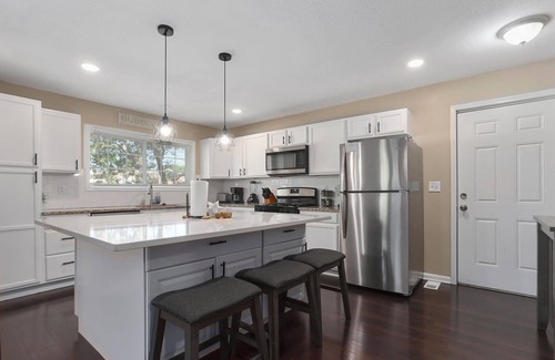 Rosedale House | 3BR|PrimeLocation|Near KUMED+Plaza|Sleeps 9