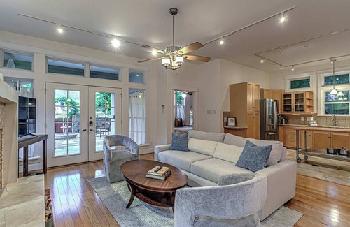 Bouldin Apartment | 3BR Retreat in Bouldin Creek | Walk to SoCo