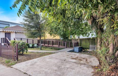 Gert Town House | 3br Retreat With Backyard In Uptown