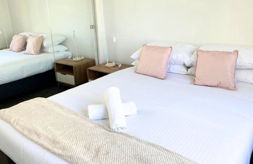Port Melbourne Apartment | 3BR Seaside Retreat by Readyset