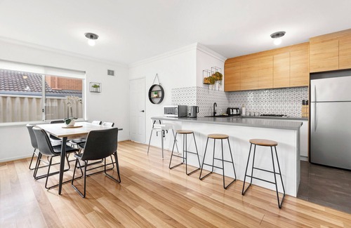 Applecross House | 3BR Serene Family Retreat in Prestigious Suburb