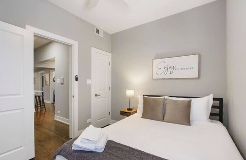 East Albany Park Apartment | 3BR Spacious Apartment w/In-Unit Laundry