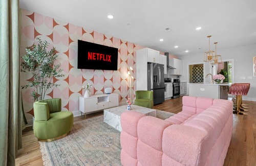 Talbot's Corner Apartment | 3BR Spacious Getaway | 10 Guests | Rooftop Lounge