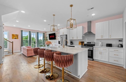 Talbot's Corner Apartment | 3BR Spacious Getaway | 10 Guests | Rooftop Lounge