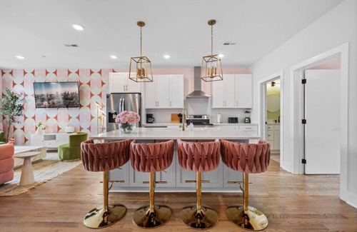Talbot's Corner Apartment | 3BR Spacious Getaway | 10 Guests | Rooftop Lounge