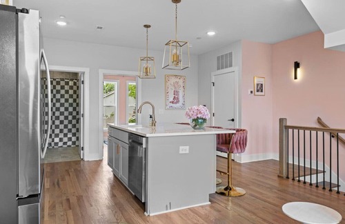Talbot's Corner Apartment | 3BR Spacious Getaway | 10 Guests | Rooftop Lounge
