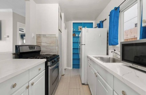 Central Mission Beach Apartment | 3BR Steps to Sand Mission Blvd