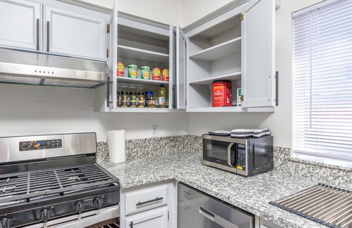 Merced House | 3BR Stylish Retreat en route to Yosemite, Centrally Located in Merced!