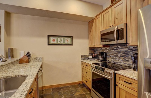 Breckenridge Condo | 3Br Sweeping Snowcapped Views + Expansive Balcony - Sleeps 8