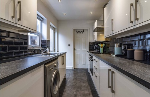 Clifton House | 3BR Terraced House in Beeston with Easy City Centre Access