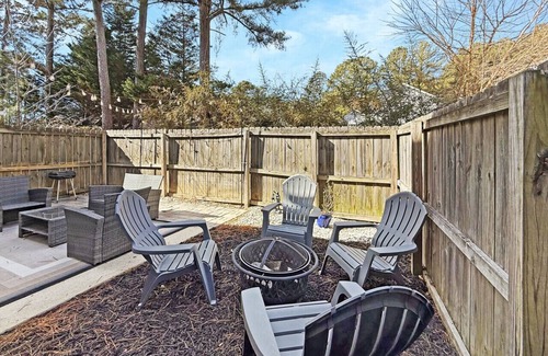 Southeast Raleigh House | 3BR Townhome w/Fire Pit | Near Walnut Creek