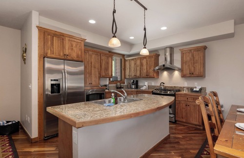 Bear Crossing House | 3BR townhouse w/hot tub & scenic views
