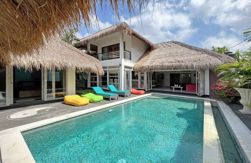 Berawa Villa | 3BR VILLA & BIG PRIVATE POOL WITH ENCLOSED LIVING ROOM