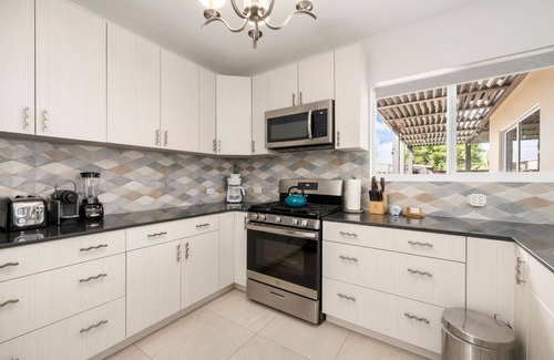 Washington Villa | 3BR Villa Central Location ~ Private Pool & Patio!