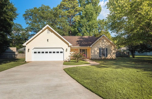 Warner Robins House | 3BR w/Inground Pool | Fenced Yard | Pet Friendly