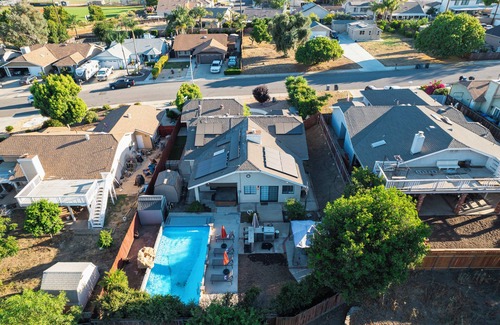Lake Elsinore House | 3BR w/Pool ｜Jacuzzi ｜BBQ｜Fire Pit ｜King Bed