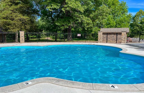 Branson House | 3BR WALK-IN w/Loft ~ Pets OK ~ Pool ~ FREE TICKETS INCLUDED! (Paradiso)