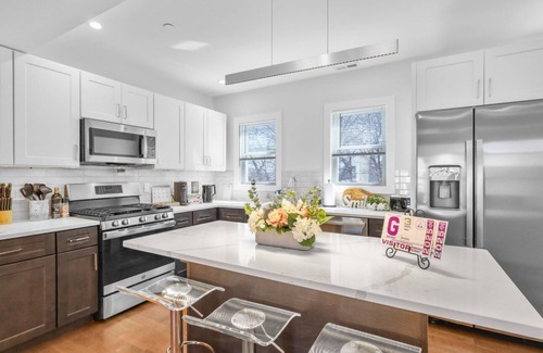 East Somerville Apartment | 3BR2Bth TD Garden/MIT/Harvard/BOS/3 Parking Spaces