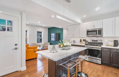 East Somerville Apartment | 3BR2Bth TD Garden/MIT/Harvard/BOS/3 Parking Spaces