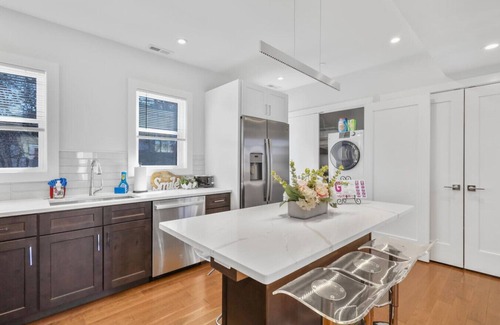 East Somerville Apartment | 3BR2Bth TD Garden/MIT/Harvard/BOS/3 Parking Spaces