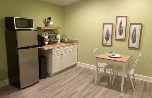 Ozona Apartment | 3Gulls Inn Ozona2-Boutique Hotel-SwimSpa-King Suite-Pets Stay Free-Dtntwn Ozona
