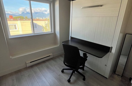 Kitsilano Apartment | 3min walk to beach, restaurants & groceries steps out the door, bus route 99/02