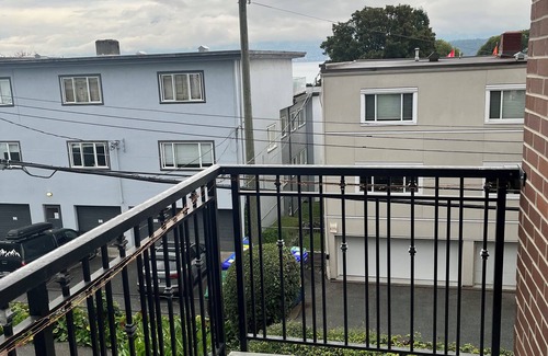 Kitsilano Apartment | 3min walk to beach, restaurants & groceries steps out the door, bus route 99/02