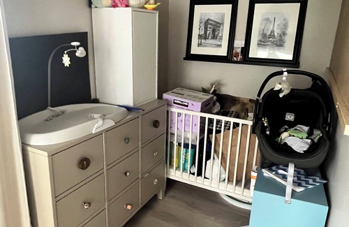 Kitsilano Apartment | 3min walk to beach, restaurants & groceries steps out the door, bus route 99/02