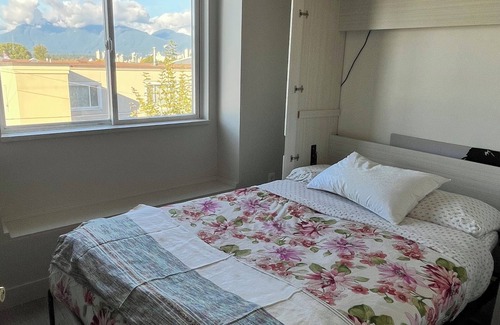 Kitsilano Apartment | 3min walk to beach, restaurants & groceries steps out the door, bus route 99/02