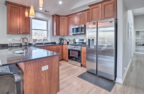 Tri-Taylor Condo | 3rd-Floor Chicago Condo: Walk to CTA Stations!