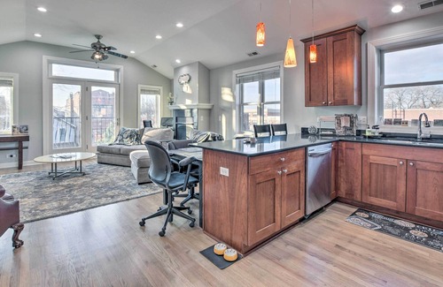 Tri-Taylor Condo | 3rd-Floor Chicago Condo: Walk to CTA Stations!