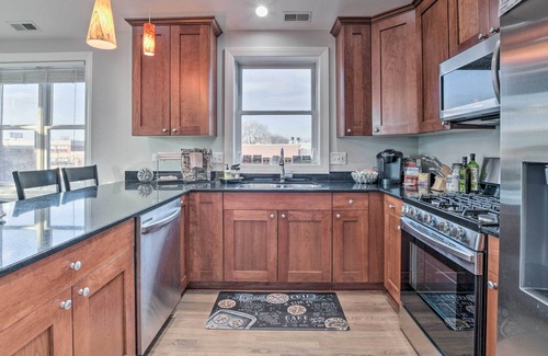 Tri-Taylor Condo | 3rd-Floor Chicago Condo: Walk to CTA Stations!