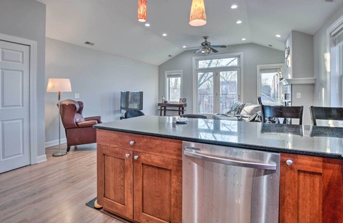 Tri-Taylor Condo | 3rd-Floor Chicago Condo: Walk to CTA Stations!