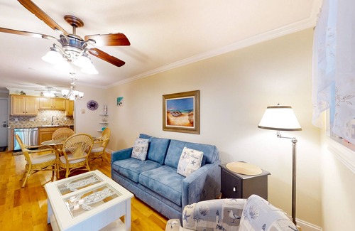 Palmetto Dunes Condo | 3rd-floor condo with water views, balcony, pools, gym, & beach access